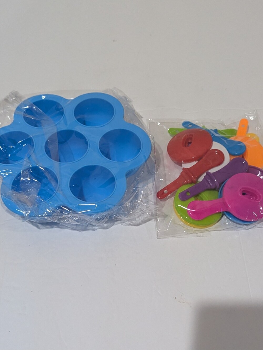 NEW Kids Silicone Blue Ice Pop/Frozen Yogurt Tray with Colorful Toy Handles.